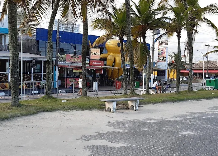 BIWA Condomínio cm Piscina, 1garagem, WI-FI 300 Mega, Central de vigilância remota , Centro do Guarujá próximo à Praia e Comércio, horários check-in e check-out flexíveis